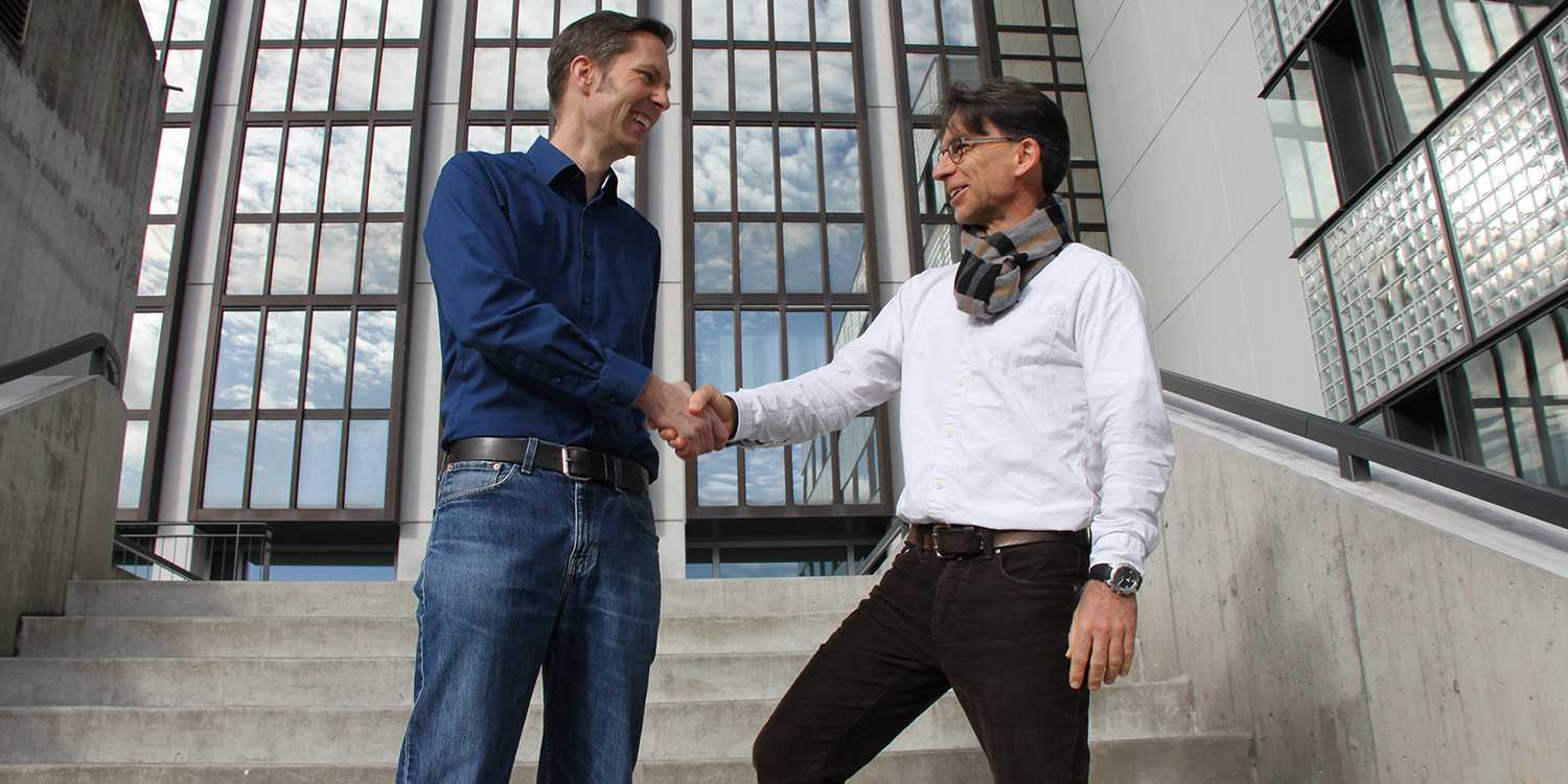 Prof. Sebastian Kozerke (rechts) wünscht Prof. Christian Franck alles Gute im neuen Amt 